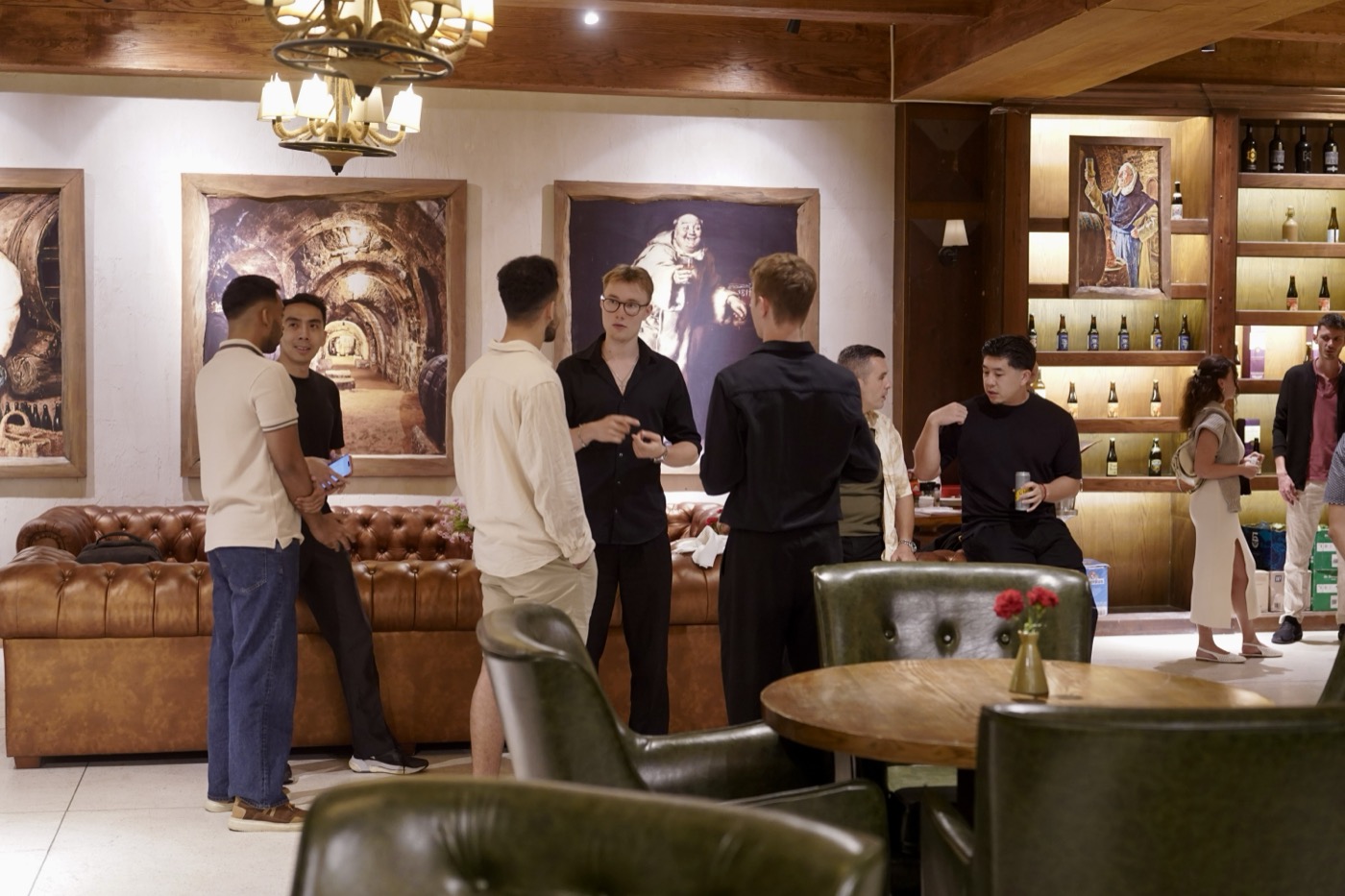 Founders talking in the lounge before dinner